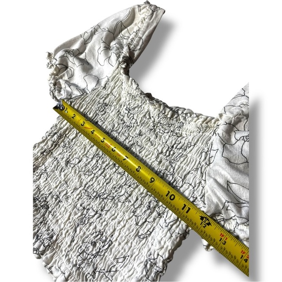 Monteau Los Angles White & Black Floral Line Pattern Puff Sleeves Smocked Blouse - Picture 13 of 16